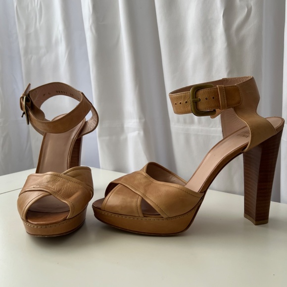 Stuart Weitzman - Picture 2 of 3